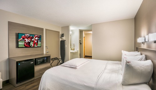 Premium Room, 1 King Bed, Accessible (Upgraded Bedding & Snack, Smoke Free)