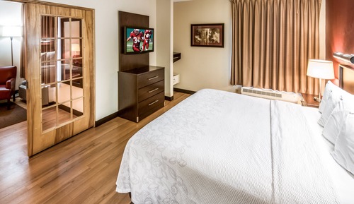Suite, 1 King Bed, Accessible (Smoke Free)