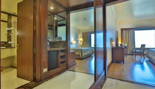 Club Room King Bed with Complimentary Airport Drop, Happy Hours