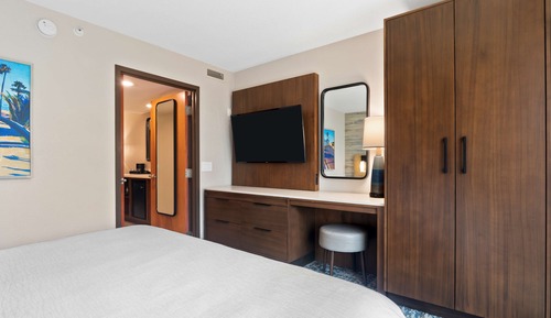 Suite, 1 King Bed, Non Smoking, Corner