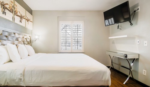 Suite, 1 King Bed, Kitchenette (King)
