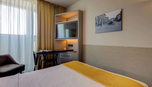 Standard Room, 1 Double Bed, Non Smoking (French Size Bed 140 Cm)