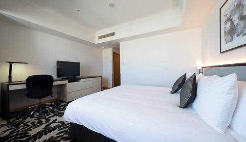 Premium Room, 1 Queen Bed, Corner (High Floor)