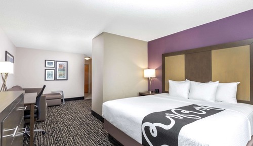 Deluxe Studio Suite, 1 King Bed, Non Smoking