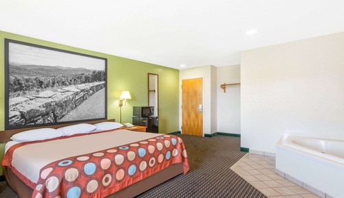 Studio Suite, 1 King Bed, Smoking