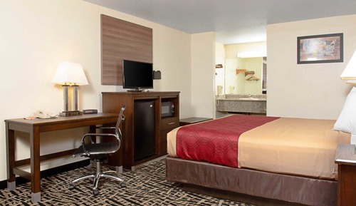 1 Queen Bed - Smoking