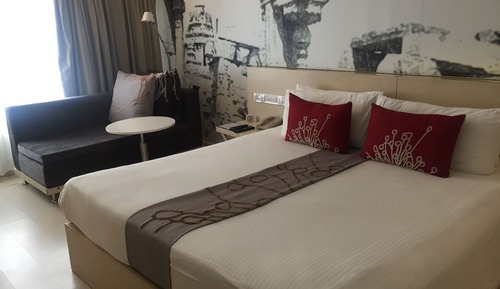 Executive Room, 1 Queen Bed, Partial Sea View