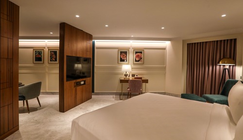 One-Bedroom Suite with Airport Transfers and Club Lounge access