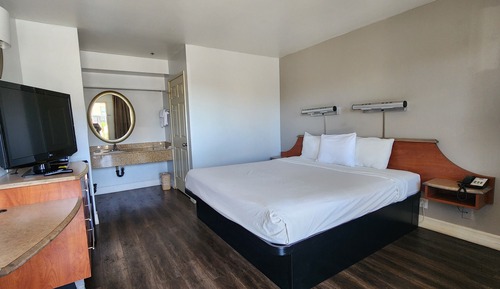 Standard Room, 1 King Bed, Accessible, Non Smoking