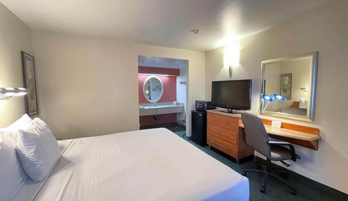 Standard Room, 1 Queen Bed, Accessible, Non Smoking