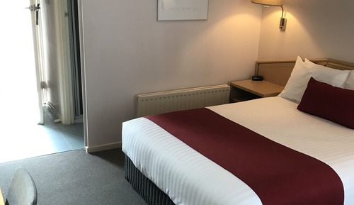 Deluxe Queen Room with Pool View - Non-Smoking