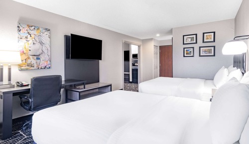 Family Room, 2 Queen Beds, Non Smoking (Deluxe)