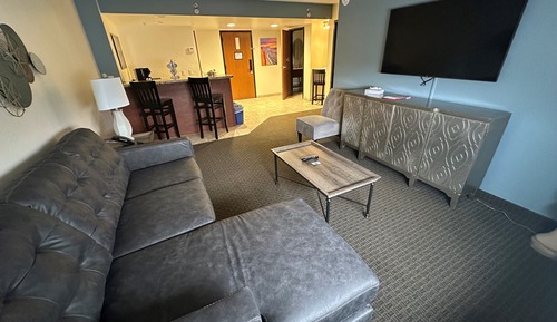 Deluxe Suite (Hotel) (No Pets)