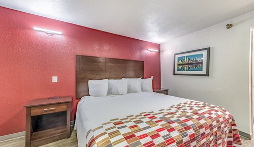 Deluxe Room, 1 King Bed, Accessible (Smoke Free)
