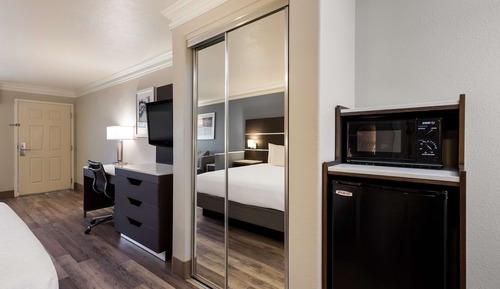 Standard Room, 1 King Bed, Non Smoking, Microwave