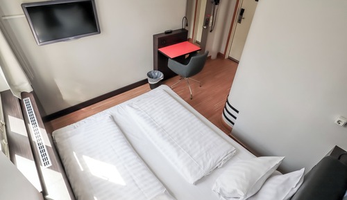 Room (Compact Single)