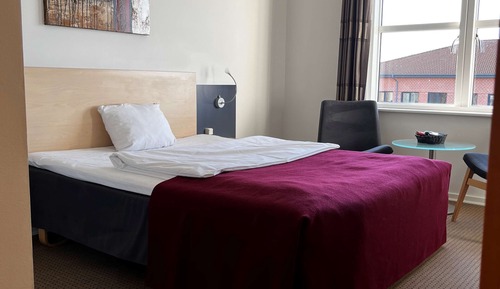 Standard Room, 1 Queen Bed, Non Smoking (Walk-in Shower)