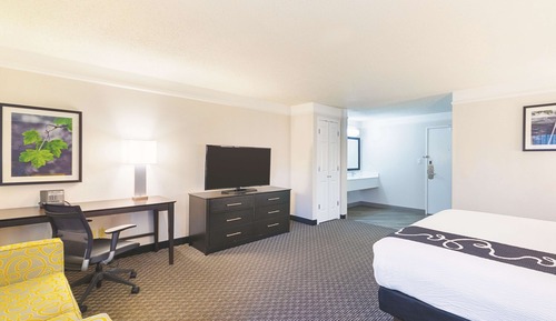 Deluxe Room, 1 King Bed, Accessible, Non Smoking (Eff,Mobility,Hearing,Tub w/Grab Bars,)