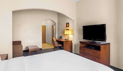 Suite, 1 Queen Bed with Sofa bed, Accessible, Non Smoking
