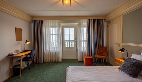 Superior Room, 2 Twin Beds, Bathtub, Lake View