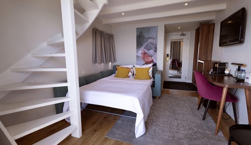 Suite, 2 Twin Beds, Non Smoking (with Sofabed)