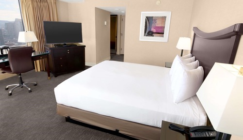 Deluxe Room, 1 King Bed, Corner (Deluxe View)