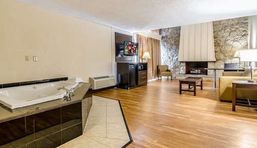 Superior Room, 1 King Bed, Jetted Tub (Loft, Smoke Free)