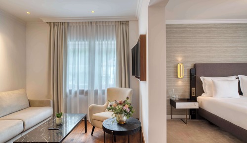 Standard Suite, 1 King Bed, Mountain View (Signature Junior Suite)