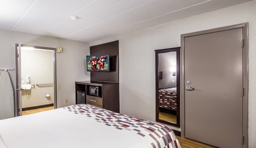Superior Room, 1 King Bed, Accessible (Roll-In Shower, Smoke Free)