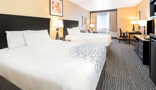Room, 2 Queen Beds, Non Smoking, Mountain View