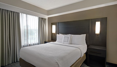 Studio, 1 Queen Bed with Sofa bed, Non Smoking (Mobility/Hearing Access, Roll-In Shwr)