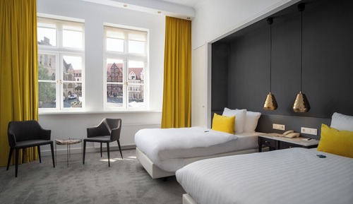 Deluxe Flamingo (view to market place) Twin Bed