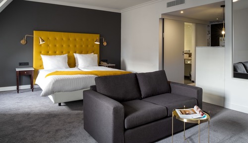Deluxe Flamingo (view to market place) Double Bed