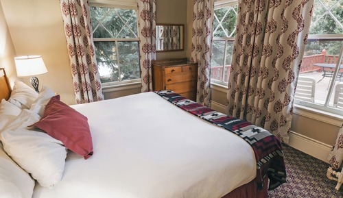Deluxe Suite, 1 King Bed, Mountain View