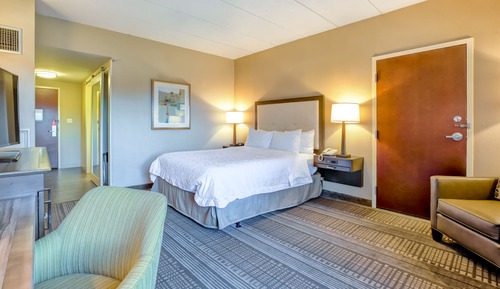 1 Queen Bed w/Accessible Bathtub