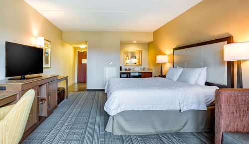 1 King Bed w/Sofabed and Kitchenette