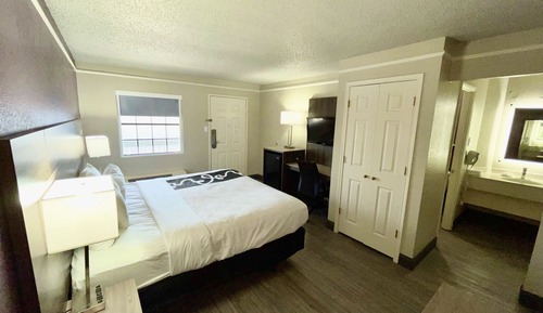 Room, 1 King Bed, Accessible, Non Smoking (Mobility,Hearing,Tub w/Grab Bars)