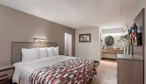 Suite, 1 King Bed, Kitchen (Smoke Free)