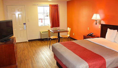 Standard Room, 1 Queen Bed, Non Smoking, Refrigerator & Microwave