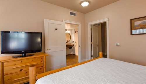 Suite, 1 King Bed, Non Smoking, Refrigerator & Microwave (1st Floor)