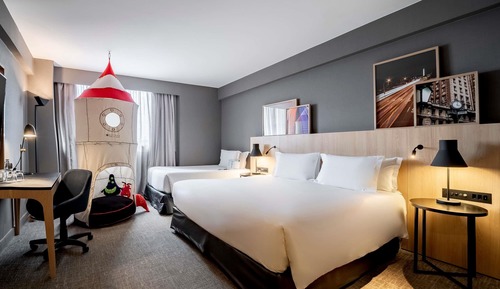 Family Room, 1 King Bed & 1 Single Bed, Bathtub
