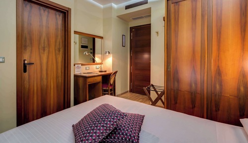 Standard Room, 1 Double Bed, Non Smoking (French Size Bed 140 Cm)