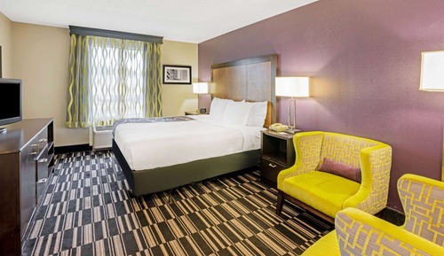 Room, 1 Queen Bed, Accessible, Non Smoking (Mobility,Hearing,Tub w/Grab Bars)