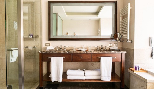 Deluxe Suite, 1 King Bed, Balcony, Lake View