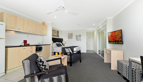 Deluxe Studio, 1 King Bed, City View