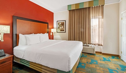 Suite, 1 King Bed, Accessible, Non Smoking (Mobility/Hearing Impaired Accessible)
