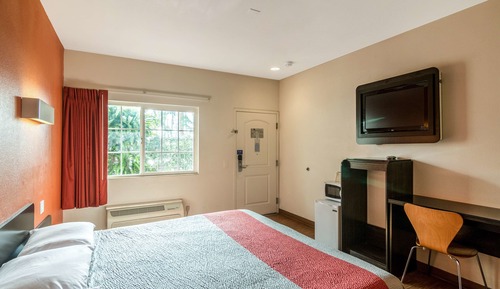 Deluxe Room, 1 King Bed, Smoking, Refrigerator & Microwave