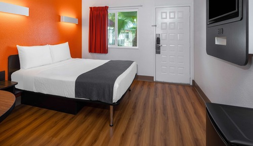 Deluxe Room, 1 Queen Bed, Non Smoking, Refrigerator & Microwave