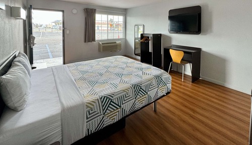 Deluxe Room, 1 Queen Bed, Accessible, Non Smoking