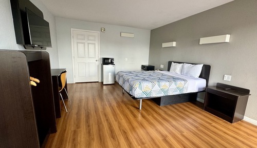 Deluxe Room, 1 Queen Bed, Non Smoking, Kitchenette